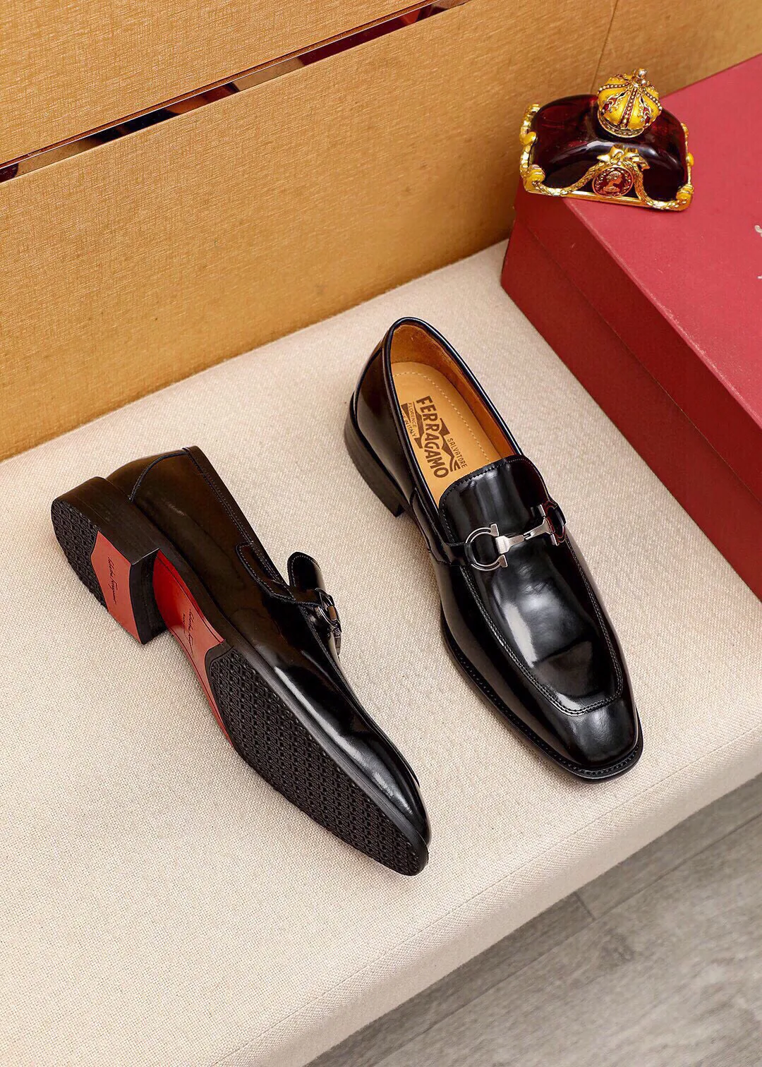 Men's shoes 💰460 💐 Product trademark: Ferragamo "Ferragamo" casual leather shoes Regular size: 38-44 (45🉑️customized) Product materials: Selected imported first-layer open-edge beaded cowhide upper + luxury hardware buckle, imported water-dyed cowhide leather lining. Strong three-dimensional visual effect, original outsole color: 2 colors available